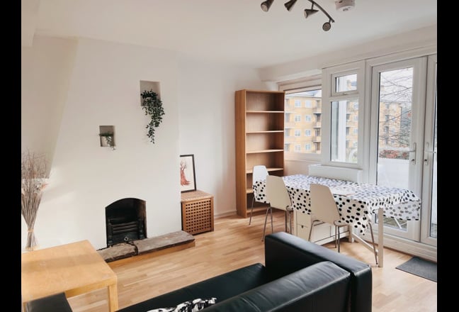 Bright airy flat with balcony in sw12 Main Photo