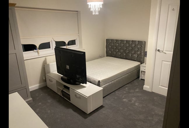 Large Furnished double room to rent  Bills Inc Main Photo