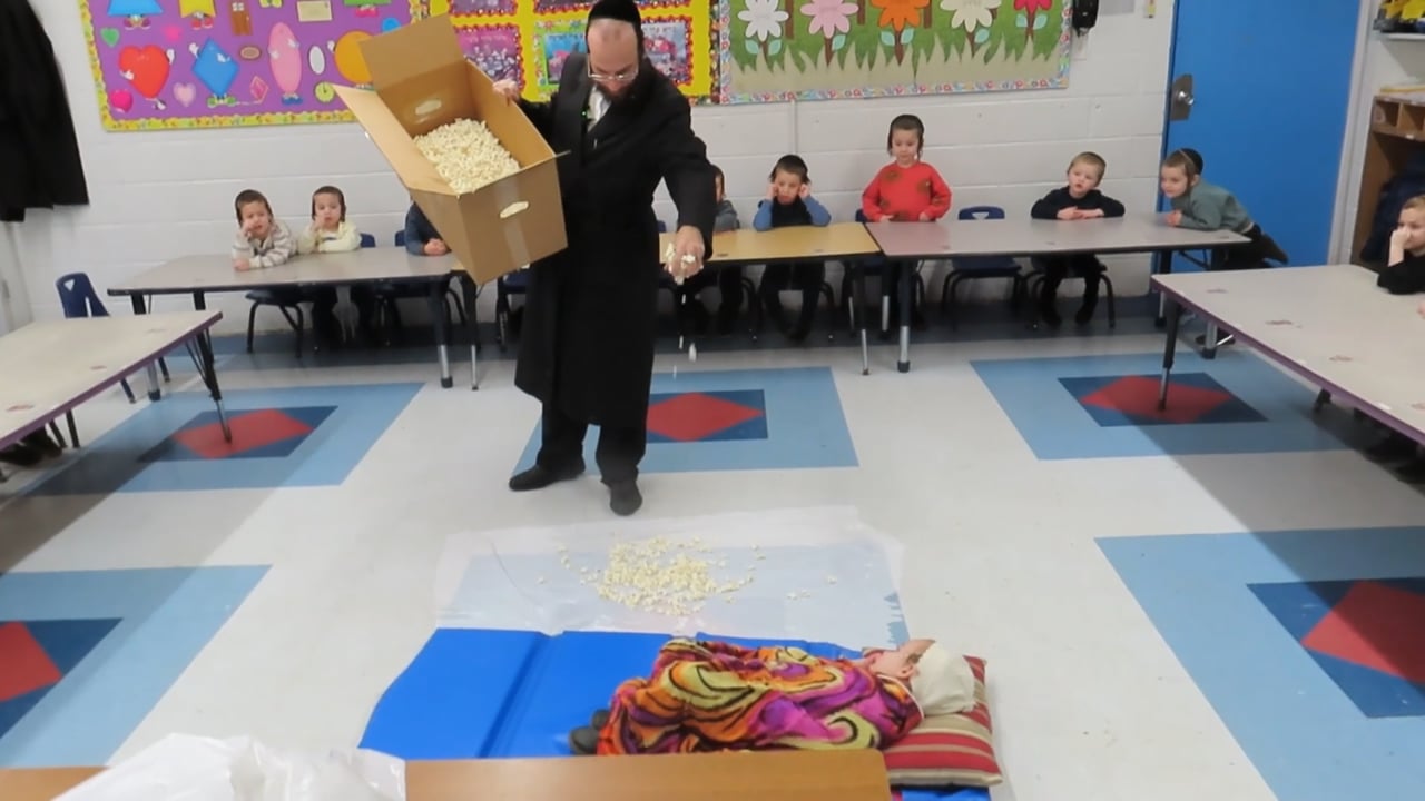 די מן אין די מדבר פארשטעלונג מיט ר' דוד משה קארן