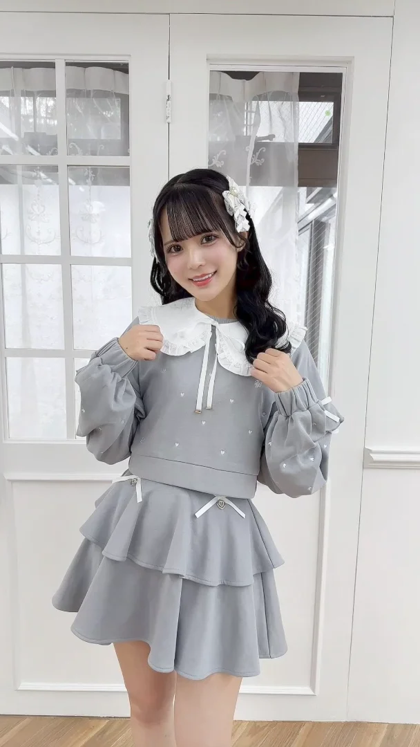 アルベロベロ♥️ぶたさん　ハート型アップリケ　ビーズ　グレー　フリル スウェット アルベロベロ♥️ぶたさん ハート型アップリケ ビーズ グレー フリル