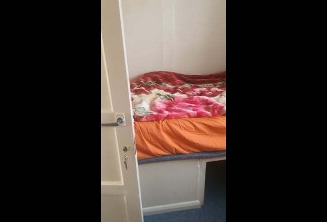 Single room in 4 bedroom house. Main Photo