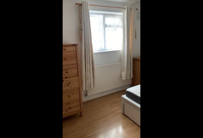 Large Double room_Harlow_Furnished_WiFi Main Photo