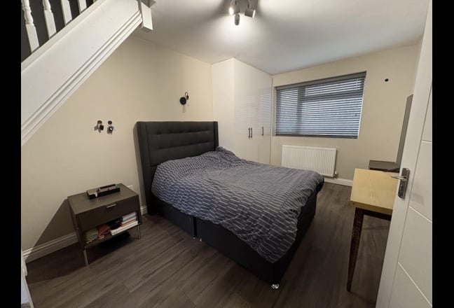 Furnished Large Double Room w Loft – Available Now Main Photo
