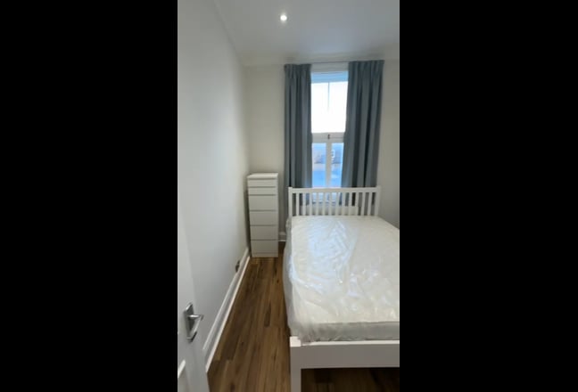 1 Bedroom in Newly Refurbished West Ken Flat Main Photo