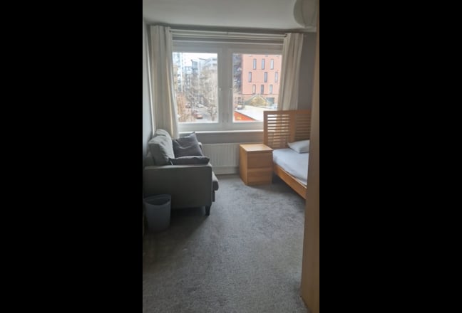 Private Lounge & Double Bedroom-Professional Only Main Photo