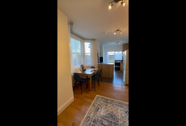 Cosy & Bright double Room | Canada Water Main Photo