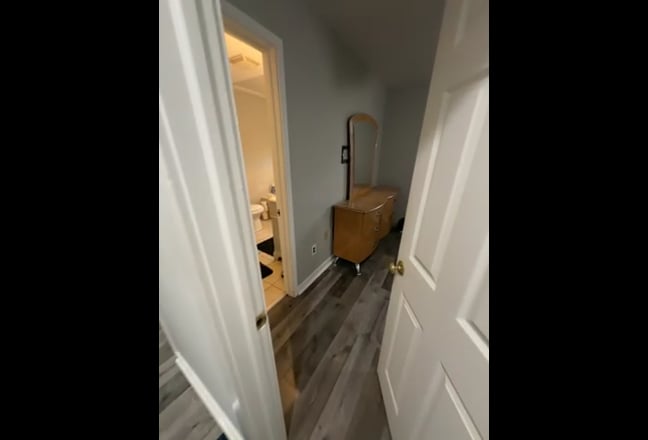 Large room with private bathroom  Main Photo