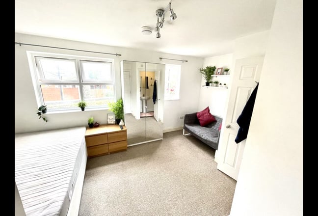 Double ensuite - 5 mins to Canada Water tube Main Photo