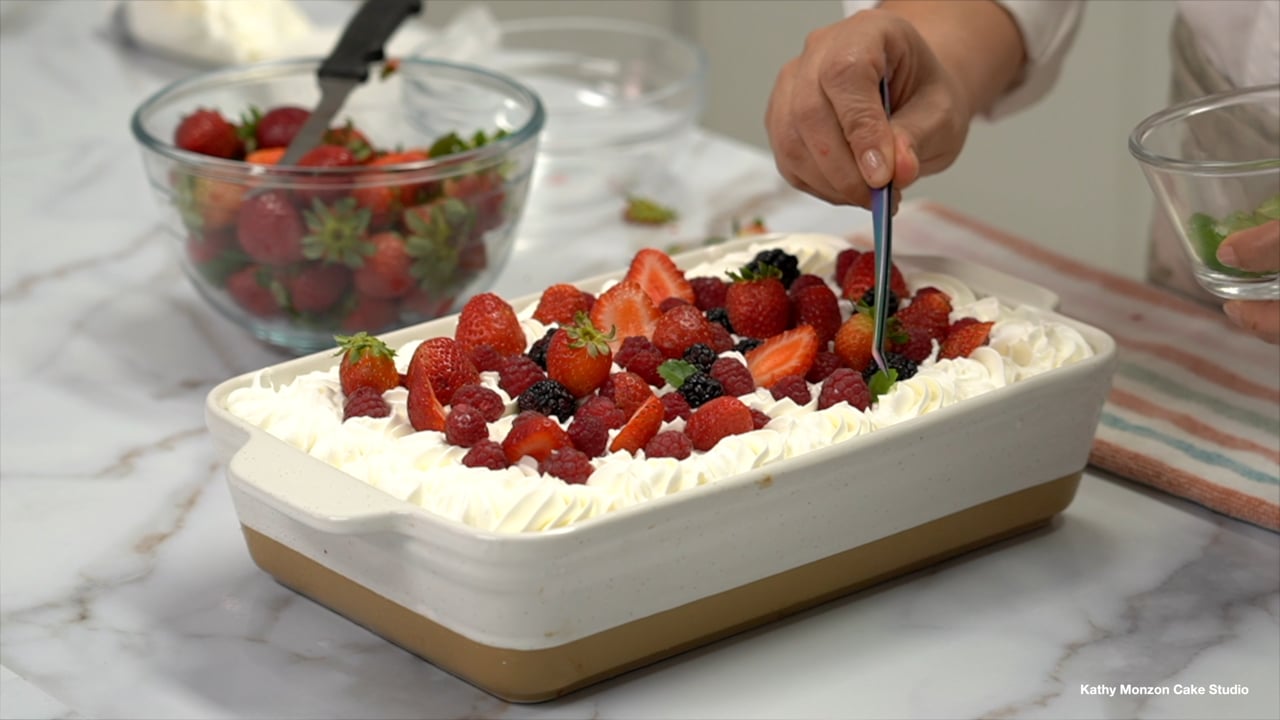 Decoración tres leches de frutos rojos