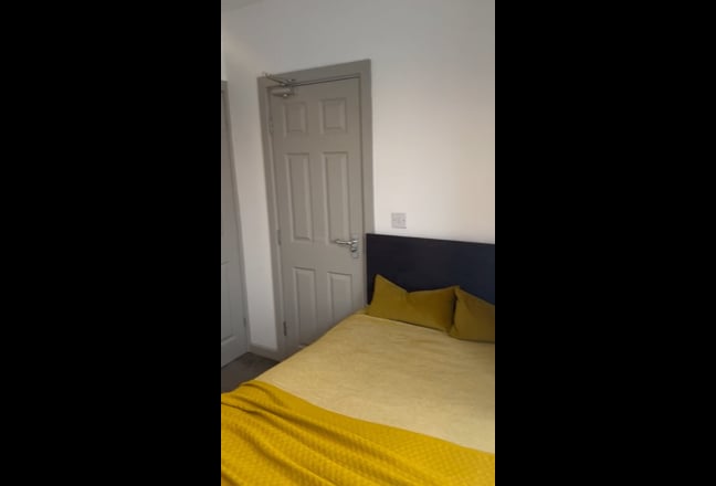 Great en-suite room available in March 2025 Main Photo