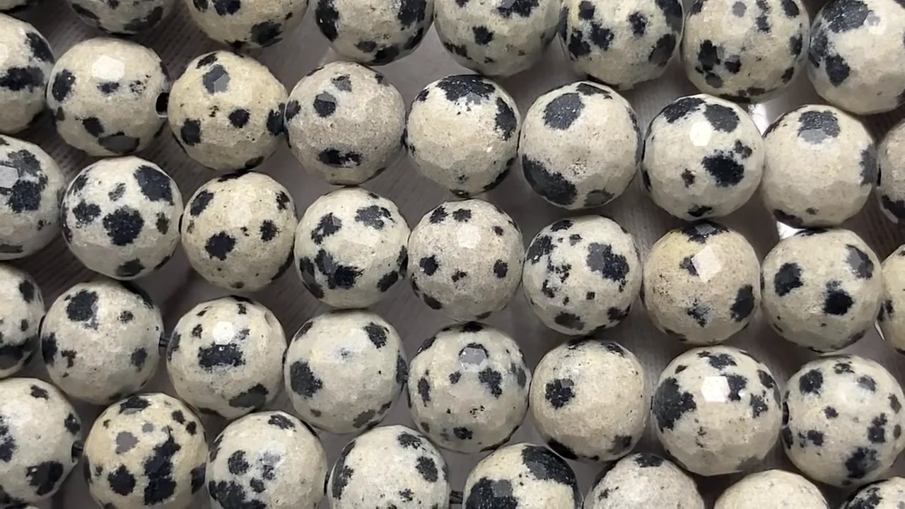 ダルメシアンジャスパー 128面ラウンドカット8mm 1連(約37cm