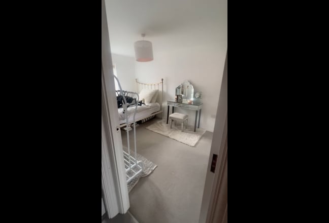 1 large double bedroom with own bathroom & floor Main Photo