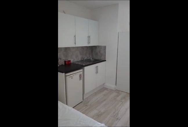 ***Beautiful Double En-suite Room & Kitchenette*** Main Photo