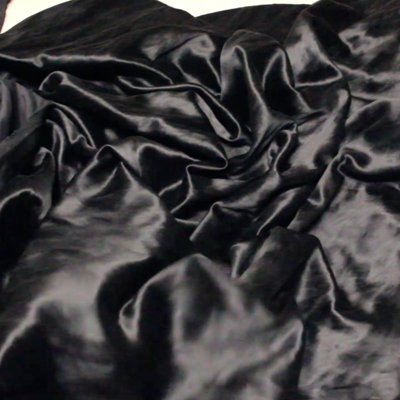 Vidéo: Satin de soie froissé - Gris foncé