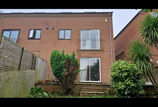 Spare Rooms Available – Join Our Cozy, Newly Refur Main Photo