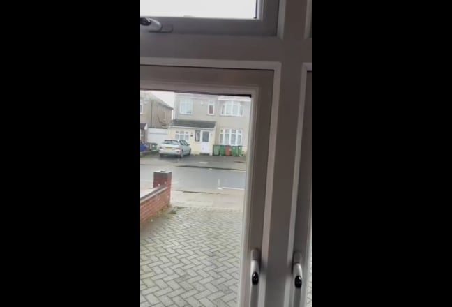 One bedroom flat with garden and parking Main Photo