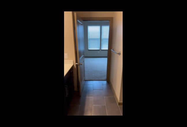 Looking for a roommate  Main Photo