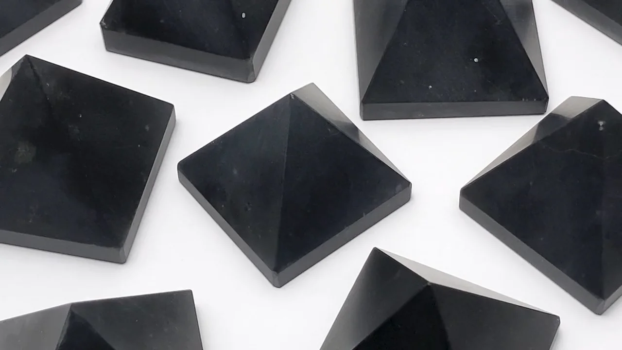 シュンガイト ピラミッドシェイプ35～40mm 1個｜天然石ビーズの卸問屋