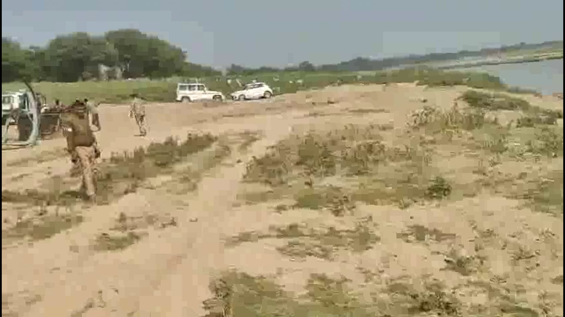 भिंड कलेक्टर संजीव श्रीवास्तव ने अवैध रेत के खिलाफ की बड़ी कार्रवाई.दो पंदुब्बी सहित एक डंपर किया जब्त.