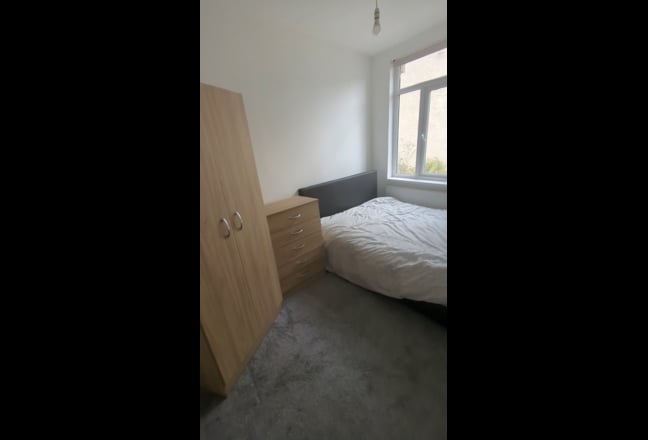 Single room with double bed in a 3 bed house :) Main Photo