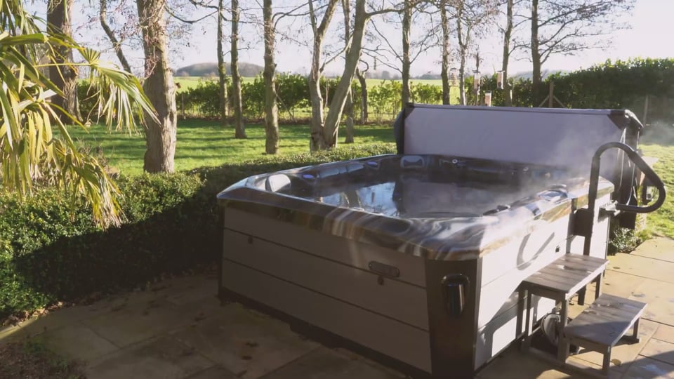 Platinum Spas   Premium Range   Maximus hot tub.mp4