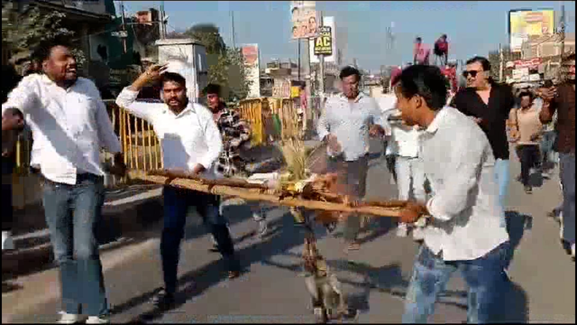 नेशनल हाईवे 719 को सिक्स लाइन करने की मांग को लेकर समाजसेवियों ने स्थानीय सांसद और केंद्रीय मंत्री के पुतलो की शव यात्र।