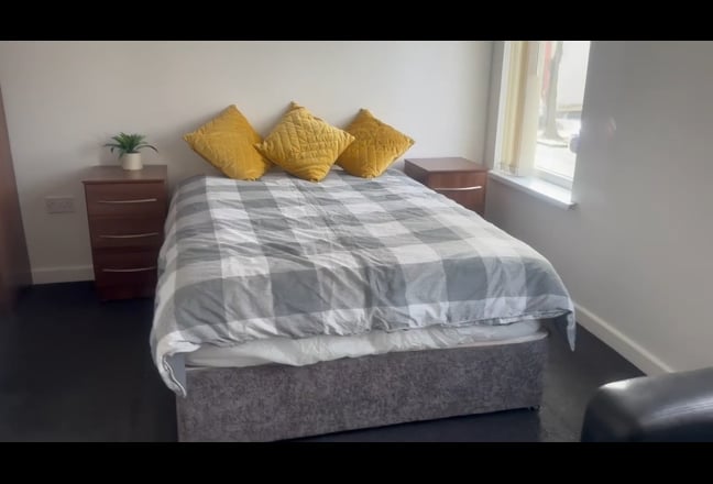 Video 1: Large double room, private en suite, kitchenette