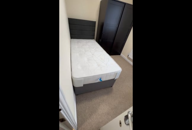 Single room in modern house Main Photo