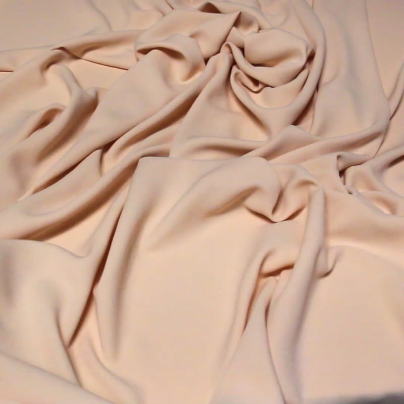 Vidéo: Crêpe envers satin - Rose saumon (Coupon de 4.10 mètres)