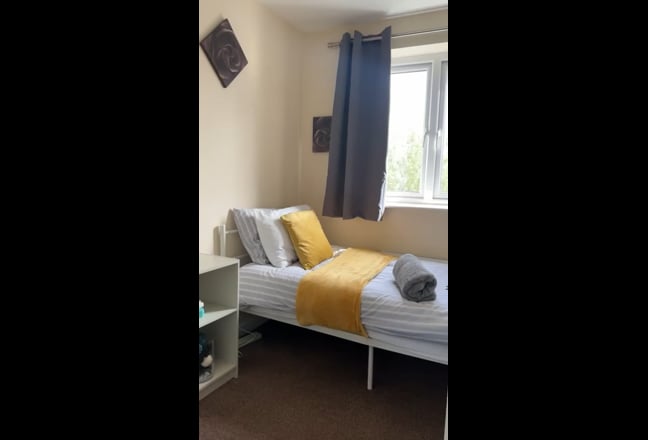 Double and Single Bedrooms in a 4-Bed House Share Main Photo