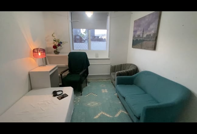 ***Double bedroom for rent in a great location *** Main Photo