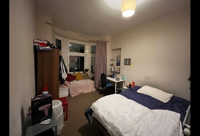 Large Double Room in Modern Flat Main Photo