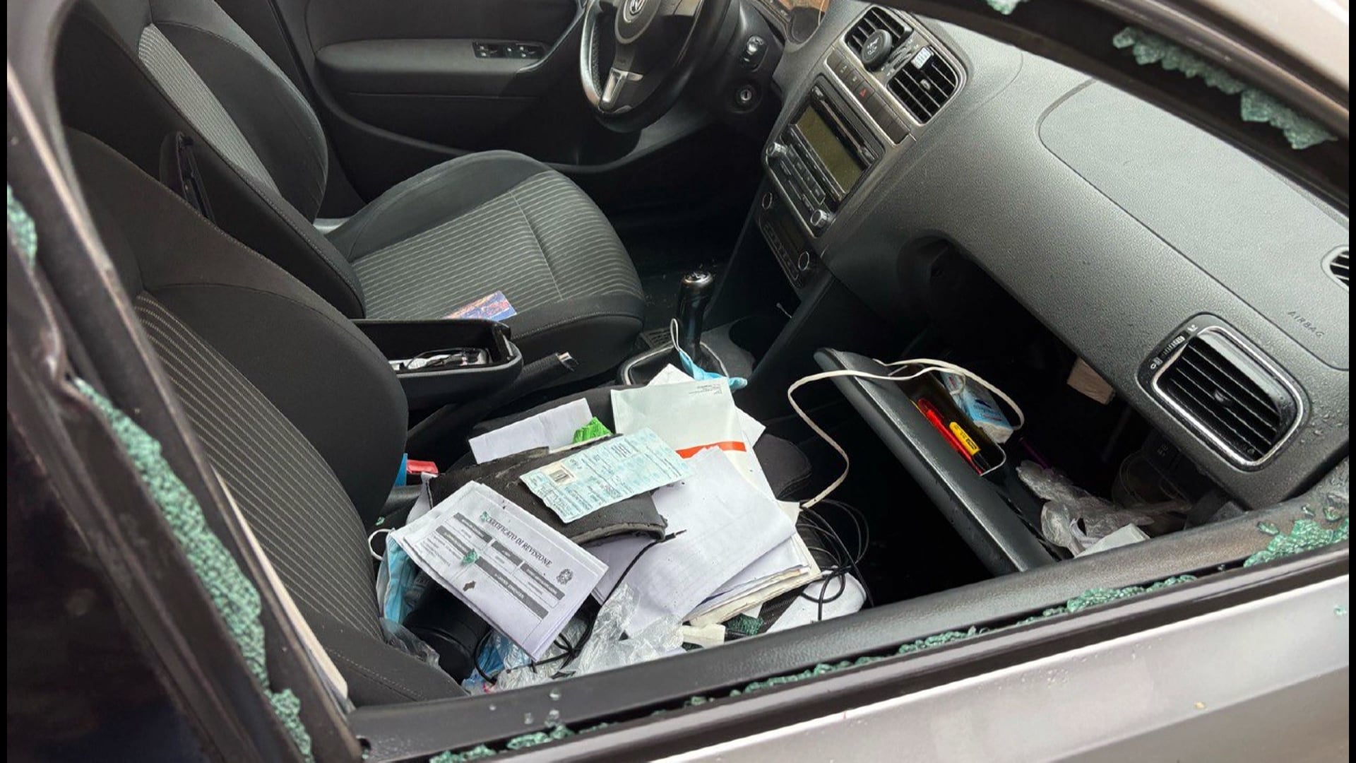 Vetri auto rotti, un cittadino: “E’ la quarta volta che mi succede”