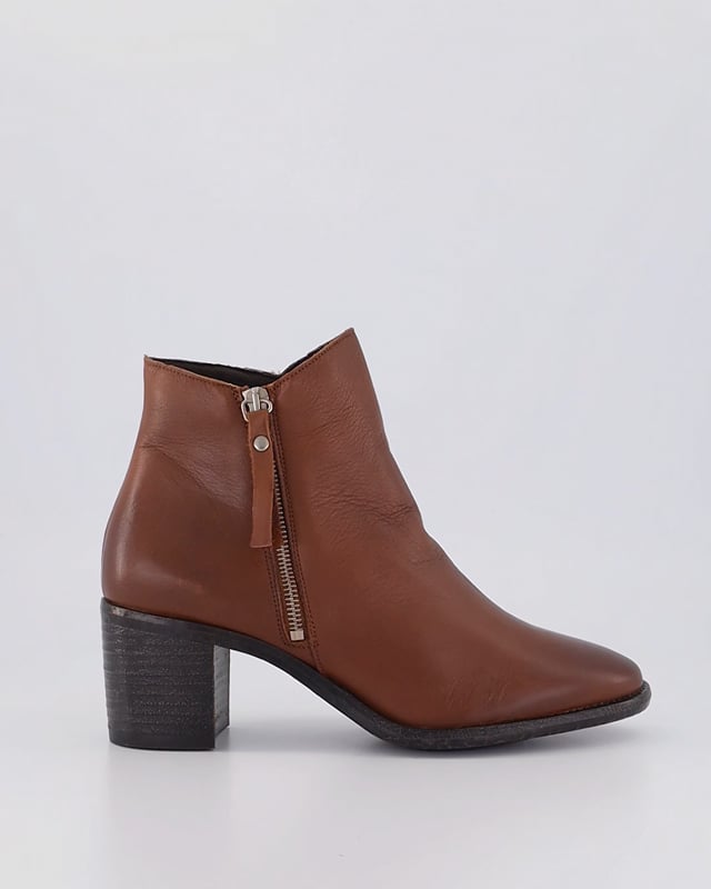 TREMORE / Tan