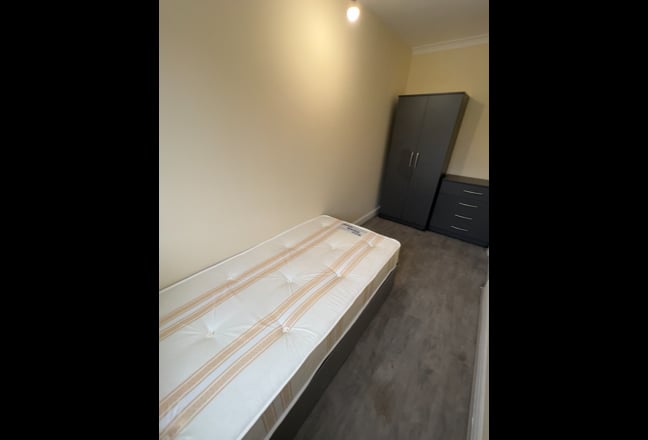 Cheap Single Room at Northwest Available Now! Main Photo