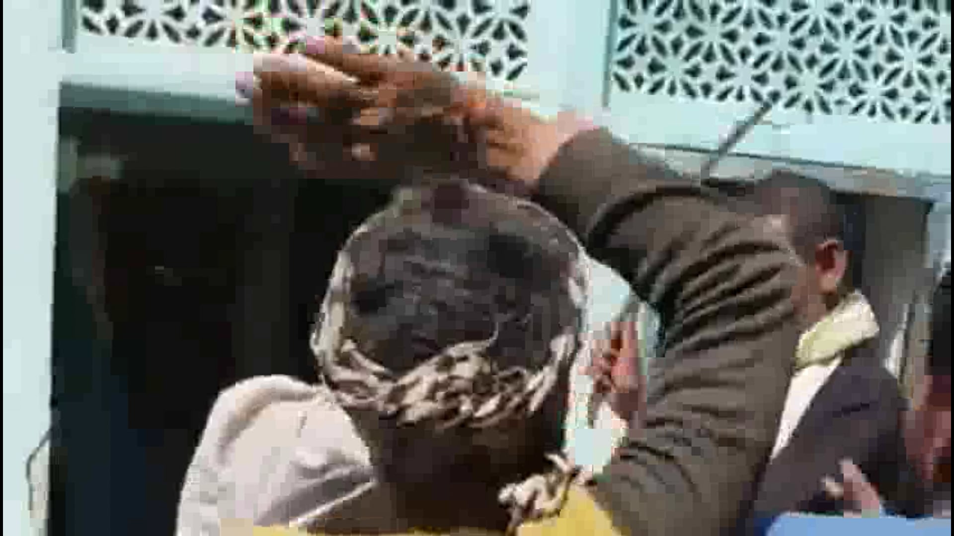 चोरी के शक में ग्रामीणों ने झोलाछाप डॉक्टर की घूंसो और बेल्टों से की जमकर पिटाई.आरोपियों पर पुलिस ने किया मामला दर्ज.