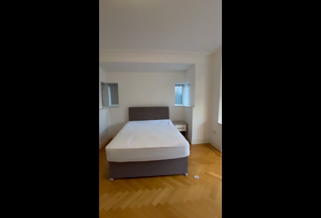 Huge light room in large Ealing available April Main Photo