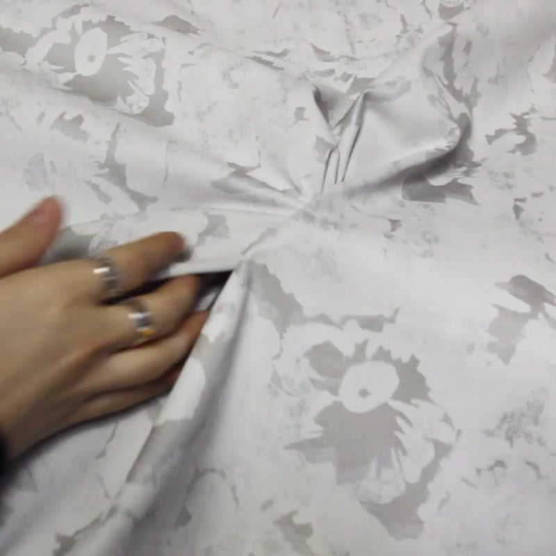 Vidéo: Gabardine coton & élasthanne - Floral gris brillant