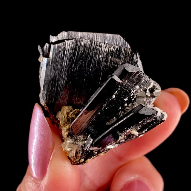 Ferberite (fine crystals)