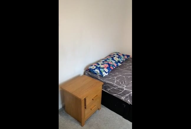 Double bedroom available for rent in SE28 Main Photo