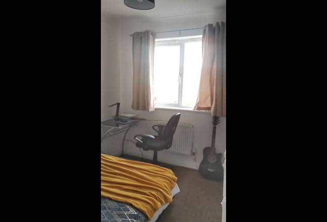 Beautifully Decorated Room Next to Metro Station Main Photo