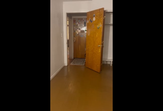 Large Room in Quiet Home 10min to Midtown Main Photo