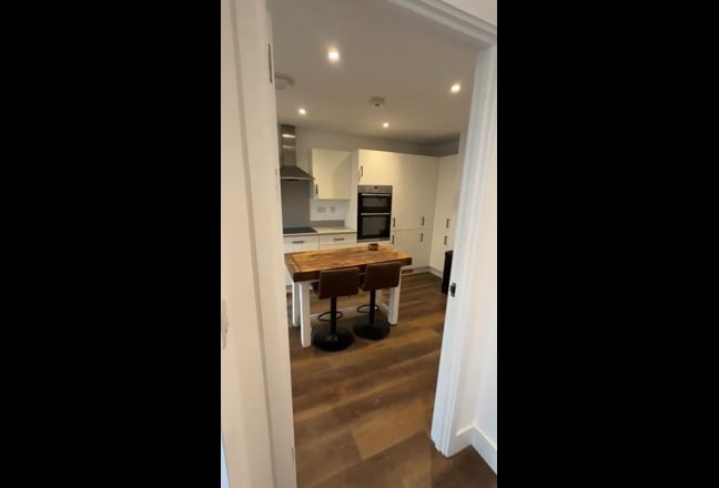 Modern En-Suite Room. Bills Included.  Main Photo