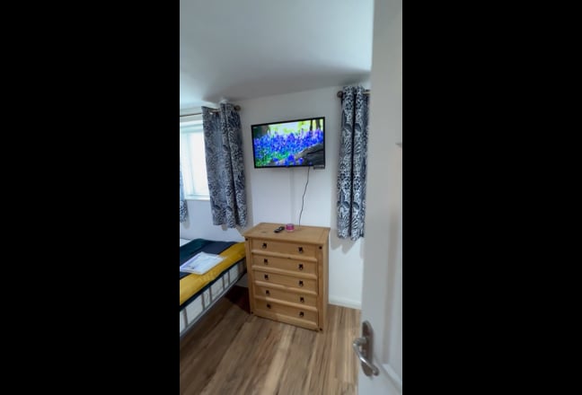 Hampton Centre - Immaculate Large Double Rooms Main Photo