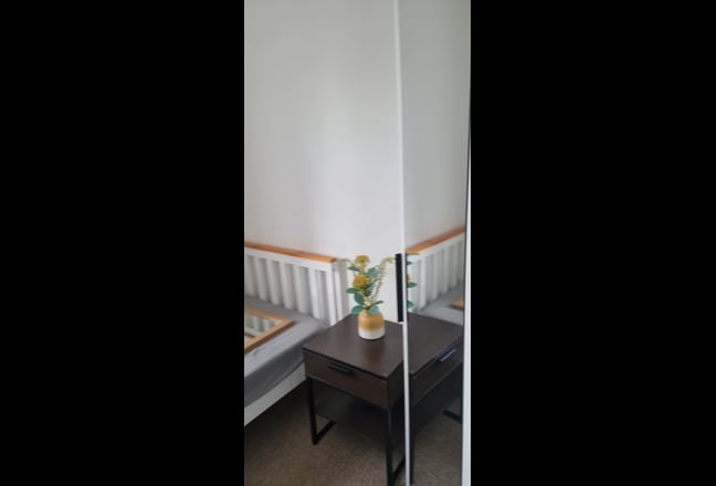 Single furnished bedroom in 3 bed house Main Photo