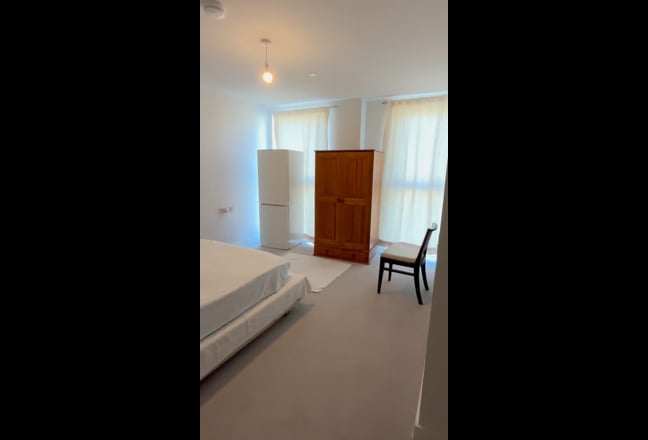 Video 1: big and spacious room as you enter