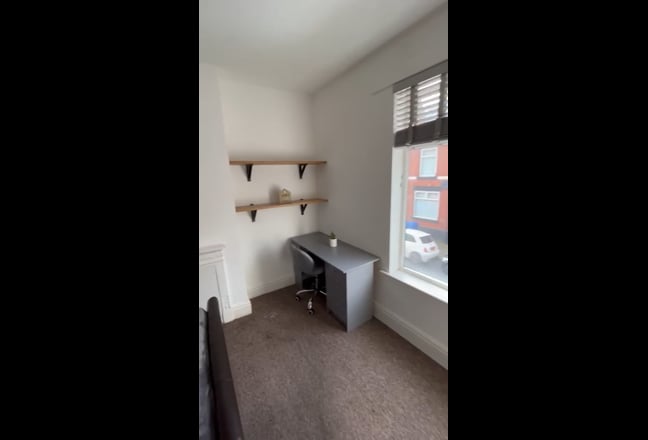 Spacious Room in a Prime Location! 🏙️ Main Photo