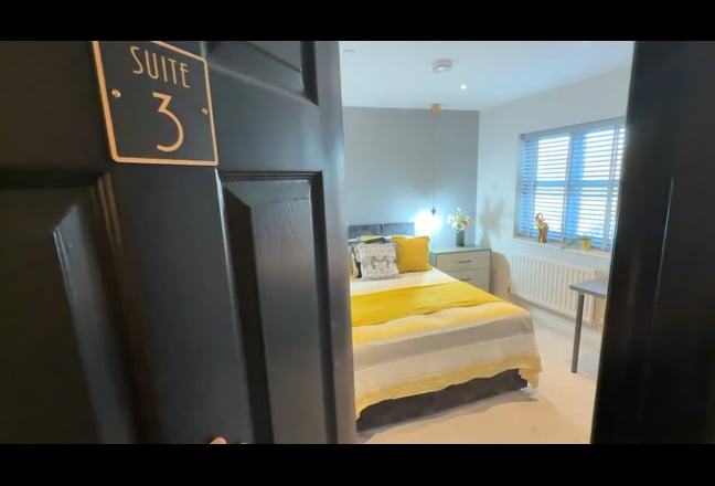 Luxury Double EN-SUITE Room in Modern House Main Photo