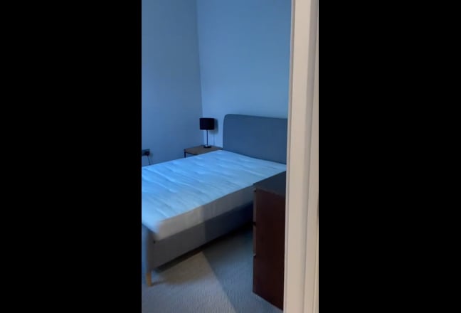 Modern En-Suite Double Bedroom - West Brompton Main Photo