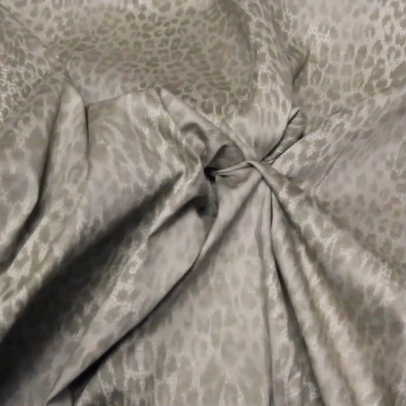 Vidéo: Gabardine coton & élasthanne - Félin Gris